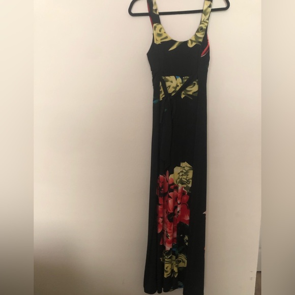 THE PYRAMID COLLECTION BLACK LONG FLORAL DRESS - Picture 9 of 11